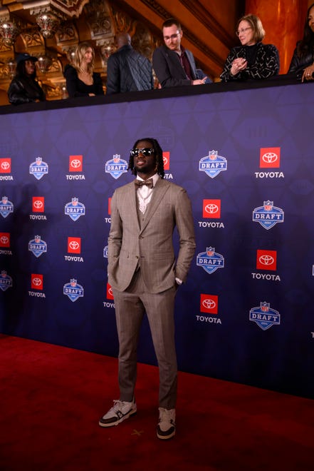 LSU wide receiver Brian Thomas Jr. poses for photos during the NFL Draft red carpet arrival, at the Fox Theatre, in Detroit, April 25, 2024.