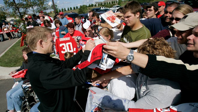 Chris Osgood signs autographs after practice during training camp in Traverse City, September 14, 2005.
