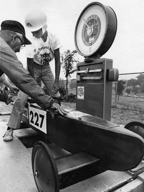Mike Guerriero weighs his car in 1971.