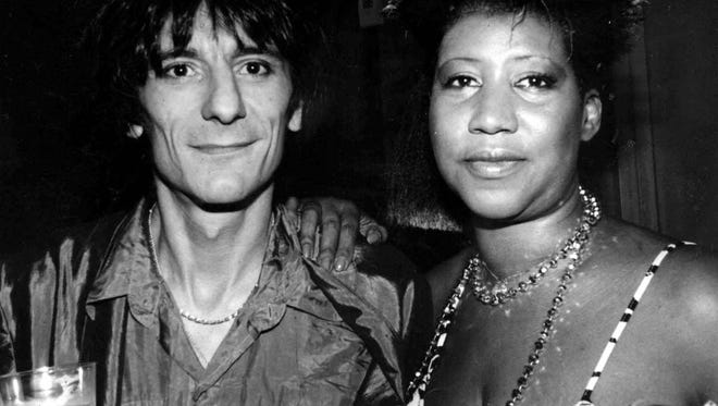 Ron Wood of the Rolling Stones and Aretha Franklin enjoy each other's company in 1986.
