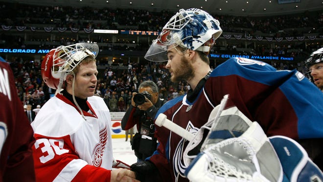 Chris Osgood and Colorado's Peter Budaj shake hands at the end of the Western Conference semi-finals at the Pepsi Center, May 1, 2008.