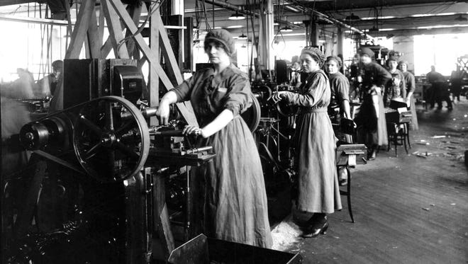 Munitions workers at the Lincoln Motor Co.