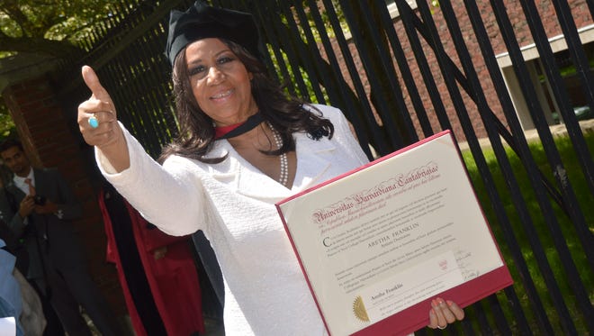 Aretha Franklin gives a thumbs up after receiving an honorary Doctor of Arts degree at Harvard University in 2014.