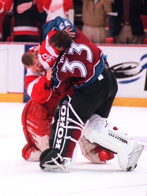 Patrick Roy of the Colorado Avalanche and Detroit Red Wings goalie Chris Osgood duke it out on the ice April 1, 1998.