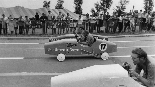 The oil can race at the 1971 Soap Box Derby featured adults from the media world, like then-Detroit News columnist Pete Waldmeir, center.