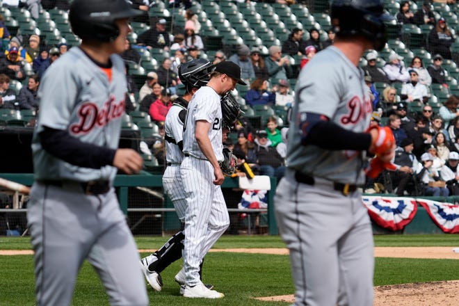 Chicago White Sox starting pitcher Erick Fedde, second from right, listens to catcher Korey Lee as Detroit Tigers second baseman Colt Keith walks to first base during the fourth inning.