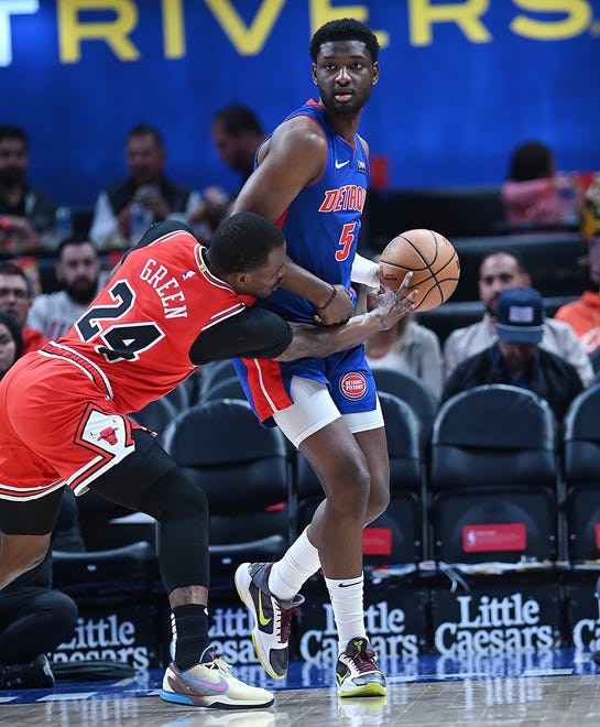 Chicago Bulls guard Javonte Green (24) tries to steal the ball from Detroit Pistons forward Chimezie Metu (5) in the first quarter.
Detroit Pistons vs Chicago Bulls, Little Caesars Arena, April 11, 2024, in Detroit, MI. The Bulls win, 127 to 105.