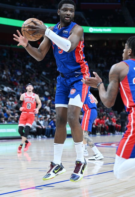 Detroit Pistons forward Chimezie Metu (5) grabs a rebound in the first quarter.
Detroit Pistons vs Chicago Bulls, Little Caesars Arena, April 11, 2024, in Detroit, MI.