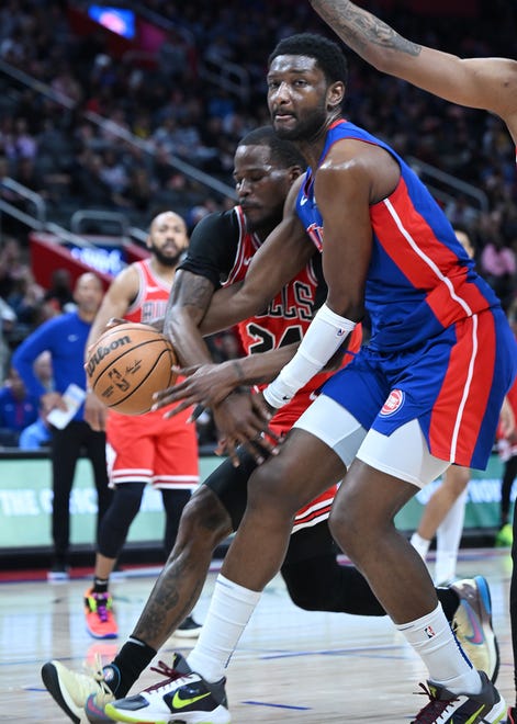 Chicago Bulls guard Javonte Green (24) defends Detroit Pistons forward Chimezie Metu (5) in the third quarter. Detroit Pistons vs Chicago Bulls, Little Caesars Arena, April 11, 2024, in Detroit, MI.
