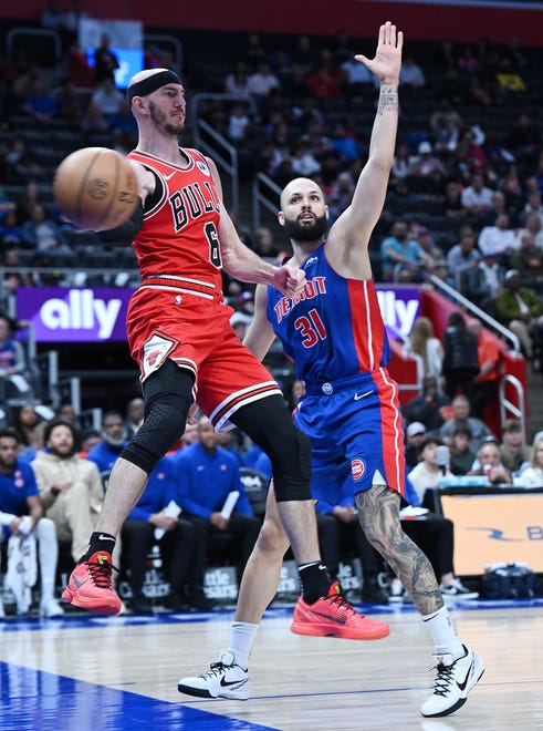 Chicago Bulls guard Alex Caruso (6) makes a pass over Detroit Pistons guard Evan Fournier (31) in the second quarter. Detroit Pistons vs Chicago Bulls, Little Caesars Arena, April 11, 2024, in Detroit, MI.