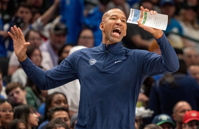 Detroit Pistons head coach Monty Williams yells to his team during the first half.