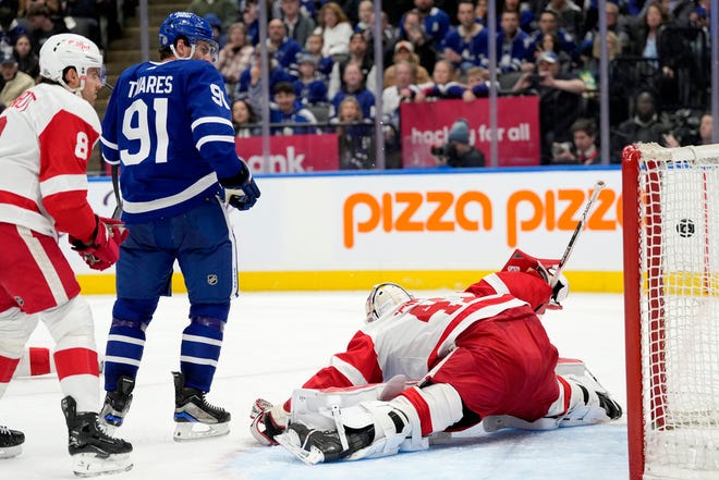 Maple Leafs centrer John Tavares (91) watches a goal by Auston Matthews against Red Wings goaltender James Reimer (47) during the second period.