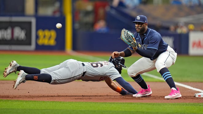Detroit Tigers' Wenceel Perez (46) dives back safely to first base ahead of the pickoff throw to Tampa Bay Rays first baseman Yandy Diaz during the first inning.