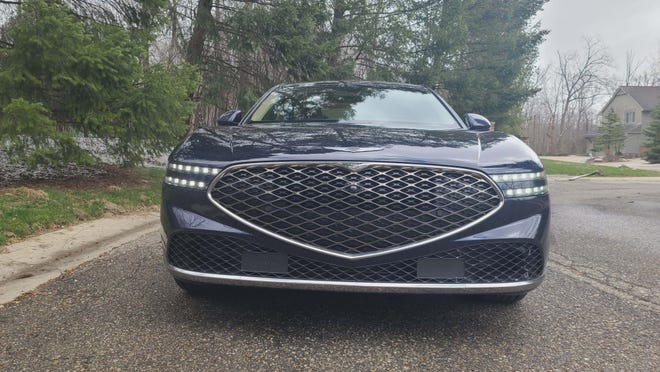 Hello. The 2024 Genesis G90 and its massive maw.