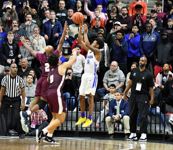 U-D Jesuit's Daniel Friday (0) and U-D Jesuit's Caleb Hunter come over to defend the last-second shot by Lincoln guard Jalen Fisher to win the game.