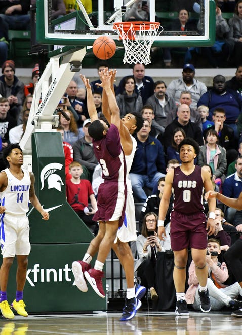 U-D Jesuit's Jordan Montgomery (3) and Lincoln's Emoni Bates (21) battle for a rebound in the last minutes of the game.