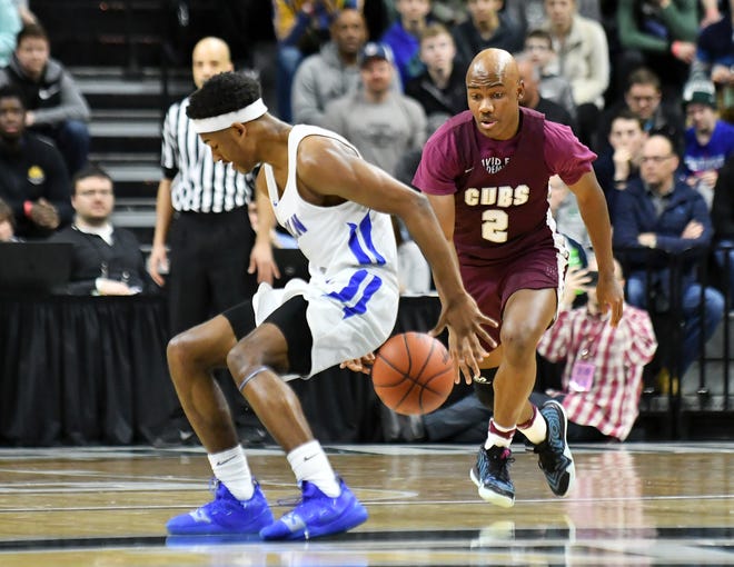U-D Jesuit's Caleb Hunter (2) comes up to try and swipe the ball from Lincoln guard Tahj Chatman (0) late in the second half.