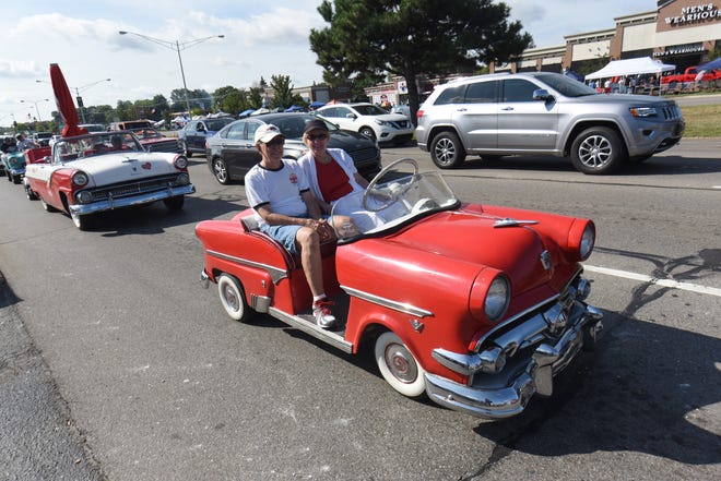 A mini '50s cruiser draws plenty of attention during the cruise.