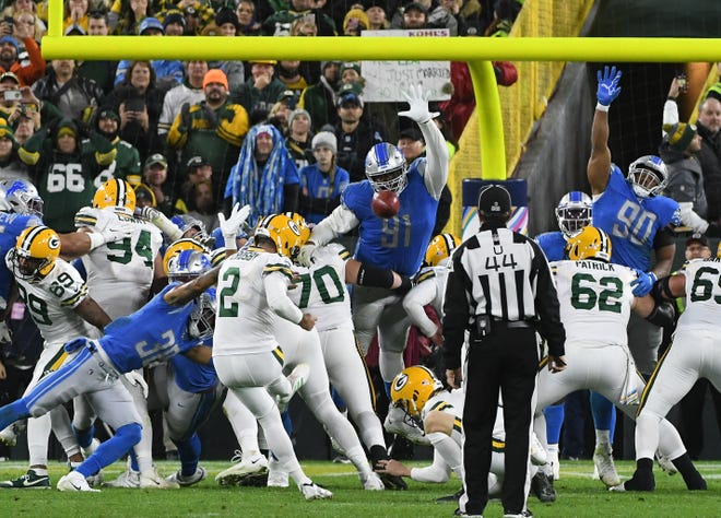 Packers kicker Mason Crosby puts through a 23-yard field goal to win the game, 23-22.