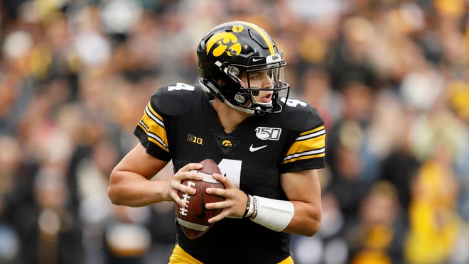 6. Iowa (6-2, 3-2) – The Hawkeyes took their final bye and now get ready for a season-defining two-week stretch. If the Hawkeyes have any chance of winning the West they’ll need to win each of the next two games, beginning next week at Wisconsin followed by a home game with Minnesota. If they pull that off and get some help with another Minnesota loss and don't slip up against Illinois or Nebraska, Iowa will make it to Indy. Last week: 6.