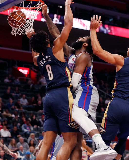 Detroit Pistons center Andre Drummond, center, dunks on New Orleans Pelicans center Jahlil Okafor (8) during the first half.
