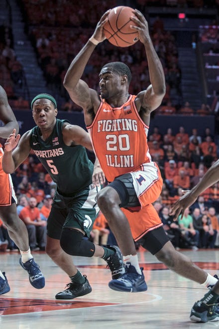 Illinois' DaMonte Williams (20) powers to the basket as Michigan State's Cassius Winston (5) defends in the first half.