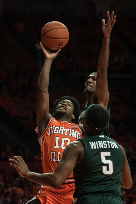 Illinois's Andres Feliz (10) shoots as Michigan State's Aaron Henry (11) and Cassius Winston (5) defend in the first half.