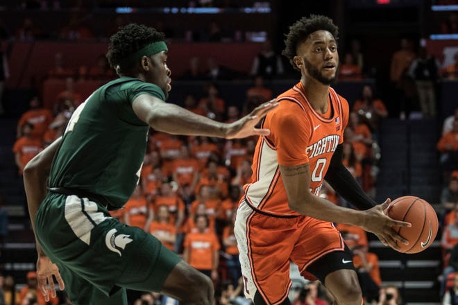 Illinois' Alan Griffin (0) looks to pass as he is pressured by Michigan State's Gabe Brown (44) in the first half.