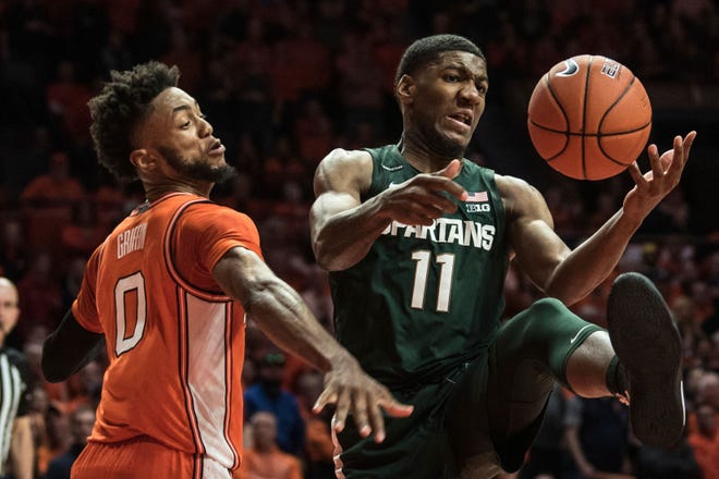 Michigan State's Aaron Henry (11) battles Illinois' Alan Griffin (0) for the loose ball in the second half.