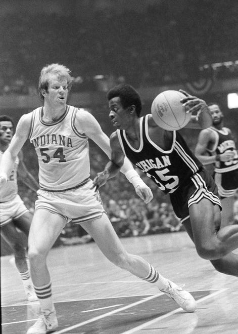 10. Phil Hubbard (1975-79): Hubbard was a dominant post player who racked up 1,455 points and 979 rebounds over his career, but those totals would ’ ve been more impressive if not for a knee injury that sidelined him the entire 1977-78 season. Before that, he helped the Wolverines reach the national title game as a freshman in 1976 and followed that with an All-American sophomore campaign where Michigan won the outright Big Ten title, returned to the Elite Eight and he recorded a single-season program record 24 double-doubles. Hubbard ’ s No. 35 is one of five honored jerseys, along with Bill Buntin ’ s No. 22, Cazzie Russell ’ s No. 33, Glen Rice ’ s No. 41 and Rudy Tomjanovich ’ s No. 45.