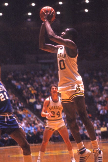 15. Mike McGee (1977-81): McGee is the definition of a scoring machine. The 6-foot-5 guard ranks first in program history with 1,010 made field goals and second with 2,439 points, three points behind Glen Rice ’ s top mark. He became the first Wolverine to lead his team in scoring four straight years and is the only Michigan player to record four 500-point seasons. He scored in double figures in 108 of 114 games, but his teams never topped 20 wins and never made the Big Dance.