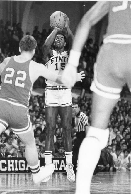 19. Ralph Simpson (1969-70): Before the era of one-and-done, there was Ralph Simpson. Unable to play as a freshman, Simpson’s sophomore season was spectacular. He averaged 29 points and scored more than 35 in a game seven times, including a 42-point performance in a win over Western Michigan. Simpson also averaged 10.3 rebounds and earned first-team All-Big Ten honors while garnering third-team All-American recognition from the NABC. He then opted to leave Michigan State and was drafted by the Denver Rockets of the ABA.