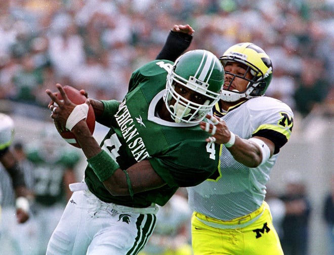 WIDE RECEIVER – Plaxico Burress, 1998-99: Burress ranks among the program leaders in receptions (131) and receiving yards (2,155) while playing just two seasons for the Spartans. His final season in 1999 was what vaulted him to elite status as he caught 12 touchdown passes, on 66 receptions for 1,142 yards. Three times in his final season, the first-team All-Big Ten selection caught three touchdown passes in a game while piling up 255 receiving yards against Michigan and catching 13 passes in the Citrus Bowl win over Florida.