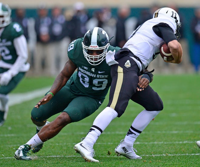 DEFENSIVE LINE – Shilique Calhoun, 2012-15: The energetic defensive end was named second-team All-American for three straight years, garnering the accolade as a sophomore, junior and senior. A leader on some of the best defenses in MSU history, the two-time captain ranks in the top five in program history with 44 tackles for loss and is second with 27 sacks. Calhoun is one of only eight Spartans in program history and first defensive lineman to earn first-team All-Big Ten honors three times.
