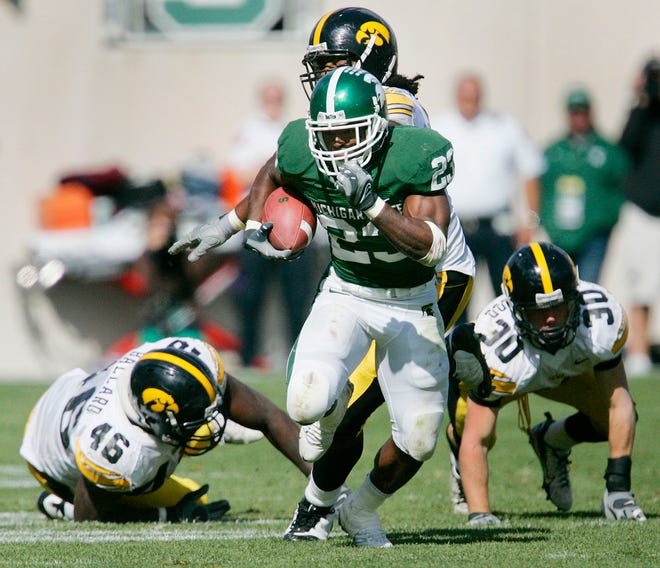 RUNNING BACK – Javon Ringer, 2005-08: Ringer still ranks as the second-leading rusher in program history behind Lorenzo White, gaining 4,398 yards while running for 34 touchdowns during a career that spanned the final two seasons of the John L. Smith era and the first two under Mark Dantonio. As a senior, Ringer earned first-team All-American honors from the Associated Press by running for 1,637 yards and 22 touchdowns, which is tied for the most in MSU history with Jeremy Langford.