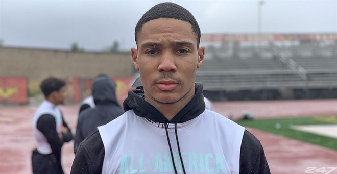 Cristian Dixon, Santa Ana (Calif.) Mater Dei, wide receiver, 6-2, 187 pounds, four stars. Brings size and ball skills to the offense. Productive as a sophomore at Diamond Ranch, then transferred to powerhouse Mater Dei and made an impact. Timed at 4.63 on the laser as sophomore.