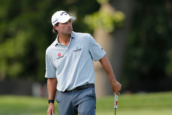 Kevin Kisner watches his putt on the ninth green.