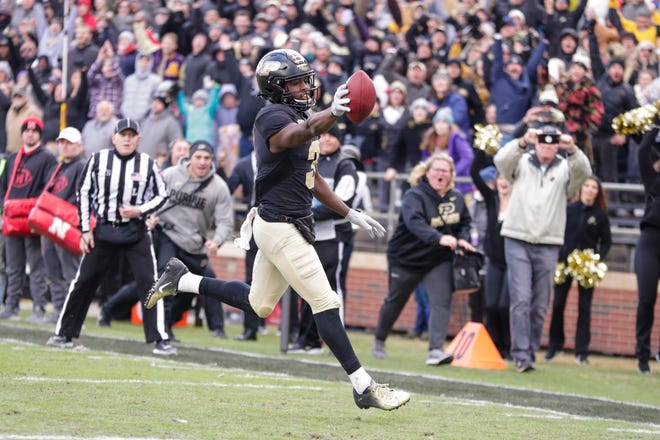 David Bell, WR, Purdue: The Big Ten's freshman of the year wasted little time making an impact with the Boilermakers a year ago, hauling in a 49-yard touchdown reception for his first collegiate catch. By the end of the season, Bell recorded eight total touchdowns, tallied 1,035 receiving yards and finished with 86 catches, which tied for the most in the conference. He'll look to build off a stellar first year where he posted six 100-yard receiving games and averaged a league-best 7.2 receptions per contest.