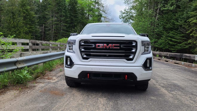 The big grille of the 2020 GMC Sierra AT4.