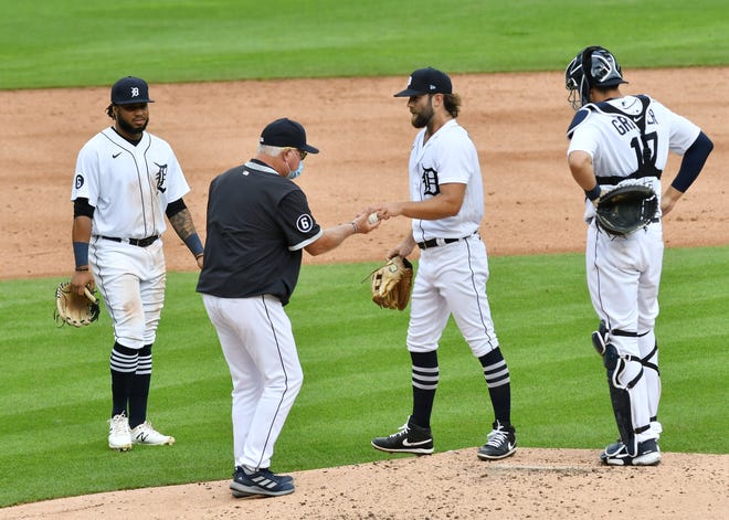 Dawel Lugo, left, and catcher Grayson Greiner, right, watch as Tigers manager Ron Gardenhire makes a pitching change taking pitcher Daniel Norris out in the second inning.