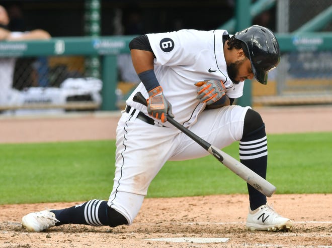 Tigers ' Dawel Lugo ends up on one knee after he leans out of the way of a pitch in the third inning.