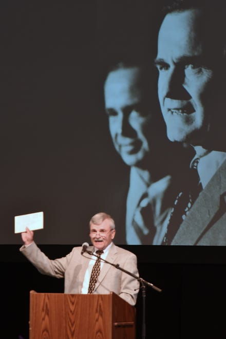 Bill Rustem, a former aide to late Michigan Governor William Milliken, speaks during a memorial service at the Interlochen Center for the Arts.