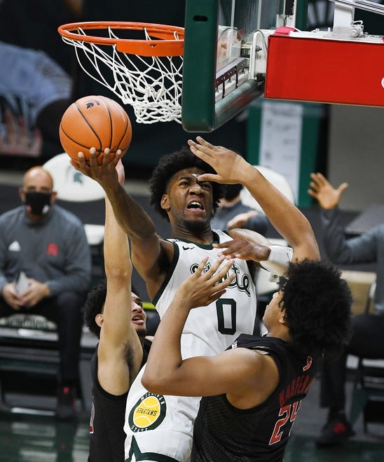 Michigan State's Aaron Henry fights under the basket over Rutgers' Ron Harper Jr. (24) in the first half.