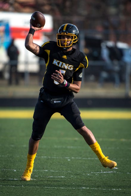 Detroit King sophomore quarterback Dante Moore (5) scans the field for a pass during the fourth quarter.