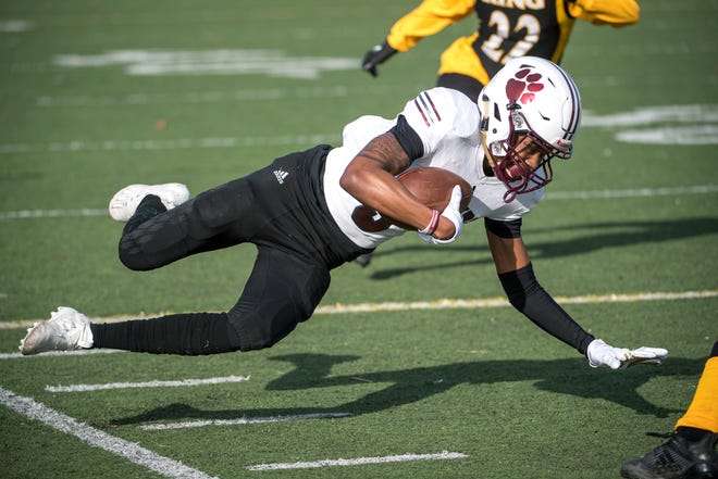 River Rouge senior wide receiver Dejon Mayes (3) runs the ball during the first half.