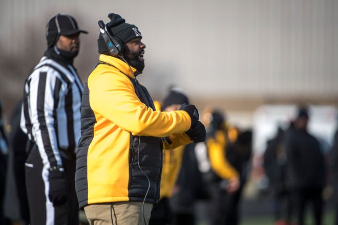 Detroit King head coach Tyrone Spencer calls during the first half.