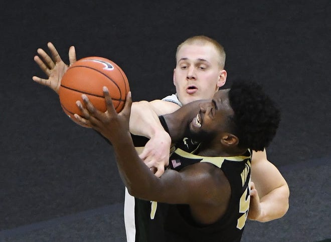 Michigan State's Joey Hauser and Purdue's Trevion Williams battle under the hoop in the second half.