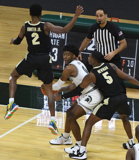 Michigan State's Aaron Henry gets some pressure from Purdue's Eric Hunter Jr. and Brandon Newman in the second half.