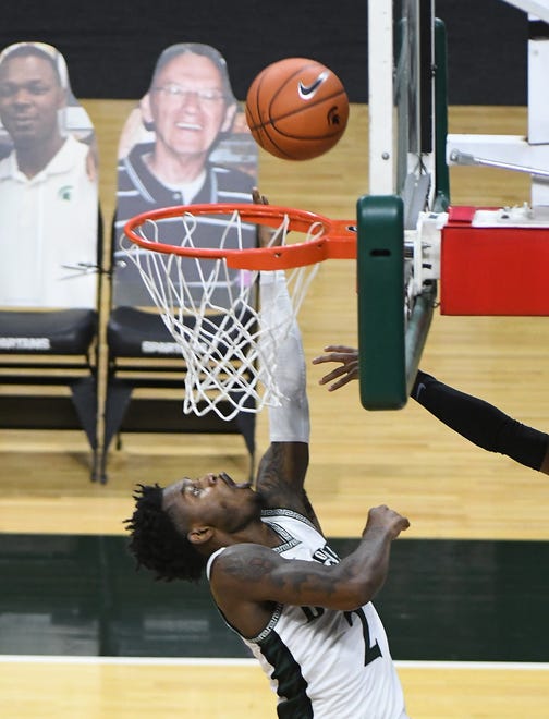 Michigan State's Rocket Watts puts up a shot under the hoop in the second half.