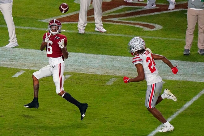 Alabama wide receiver DeVonta Smith catches a touchdown pass in front of Ohio State cornerback Shaun Wade during the first half.